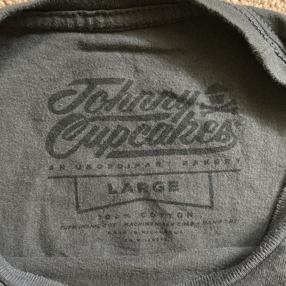 ✅JOHNNY CUPCAKES shirt!🧁 - Picture 8 of 10